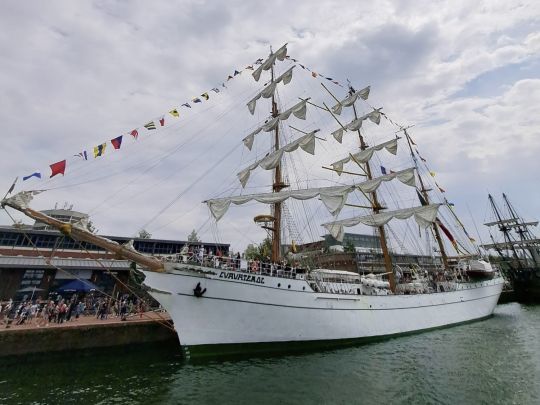 Construit à Bilbao en 1982, le Cuauthémoc est propriété de la Marine mexicaine qui l'utilise comme navire-école. Il est basé à Acapulco.