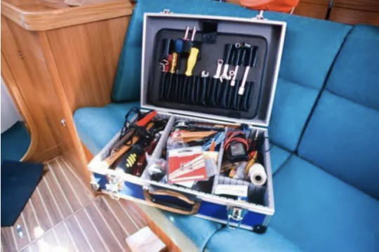 Une caisse à outils permettra de gérer les situations d'urgence à bord
