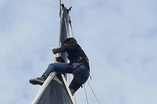 Keni Piperol bricole en tête de mât