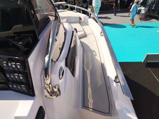 Dans la version LX, des marches mènent à la plage avant