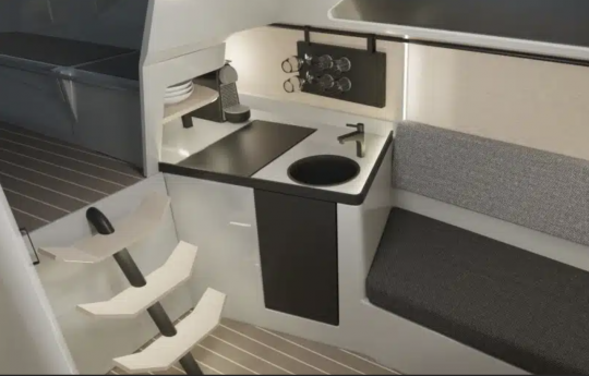 Un bloc cuisine peut être installé à bâbord 
