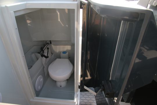 Le cabinet de toilette dans la console bâbord 