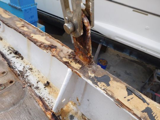 Le pont est lui aussi en mauvais état, comme la superstructure