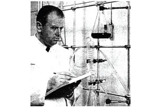 Norman Larsen dans son laboratoire