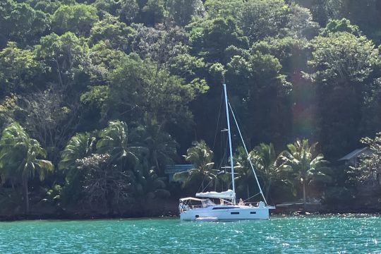 Voilier au mouillage Bang Bao Beach