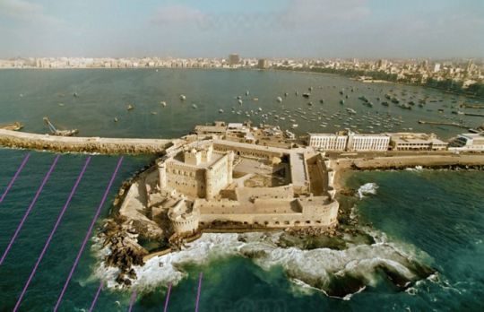Vue aérienne actuelle du fort de Qait Bay. En violet, zone des vestiges archéologiques du phare d'Alexandrie.