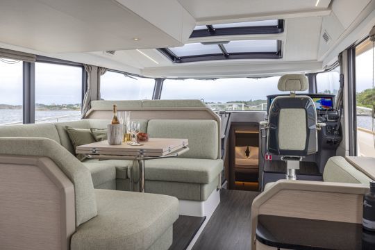 Le carré, coeur du Nimbus 495 Flybridge