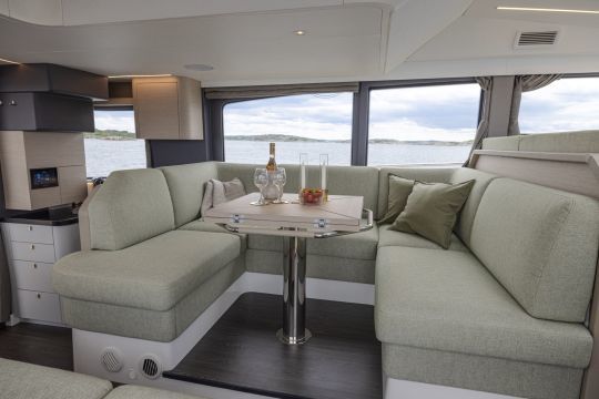 Le coin salon du Nimbus 495 Flybridge pour prendre ses repas à l'intérieur