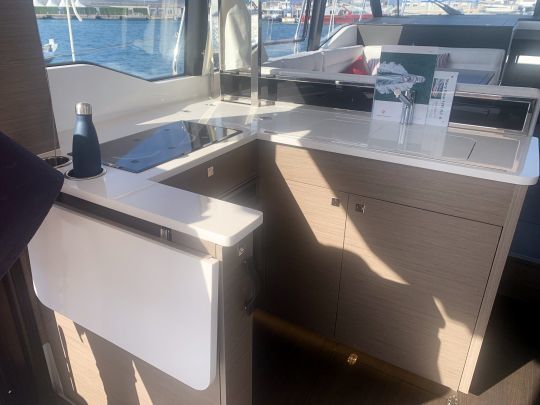 La cuisine est située sur l'arrière du carré en lien direct avec le cockpit