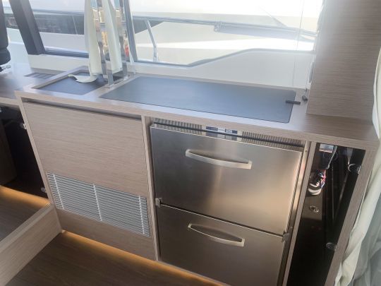 En vis-à -vis de la cuisine, un meuble accueille le réfrigérateur