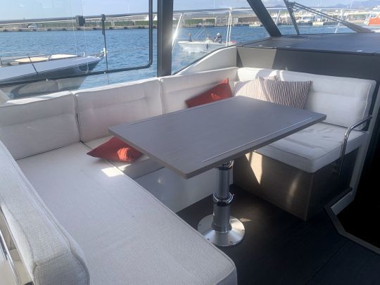 Le carré positionné à tribord peut être agrémenté en option d'une télévision