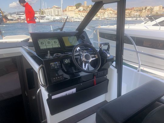 Le spacieux poste de pilotage intérieur duquel on accède facilement sur la passavant tribord