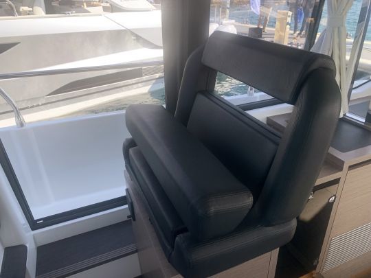 La banquette pilote pivote également vers le carré