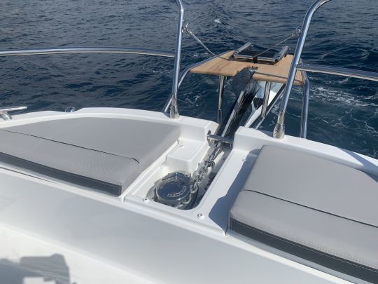 La banquette avant à la proue du Merry Fisher 1295 Fly