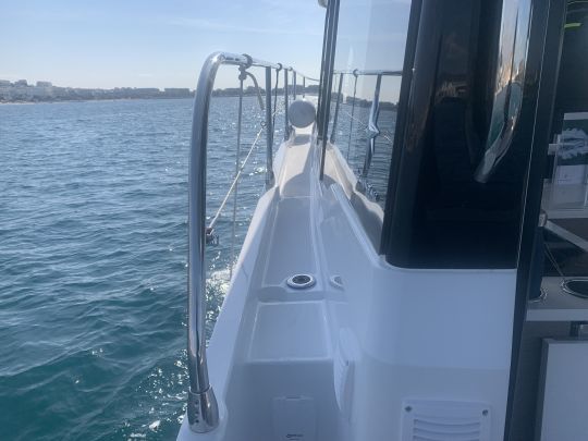 Le passavant bâbord est réduit par rapport à celui de tribord