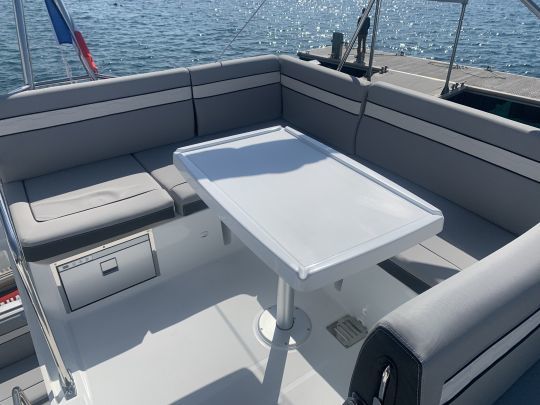 Le carré du flybridge sur l'arrière