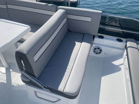 La banquette avant du carré de flybridge se transforme en siège copilote face à la mer