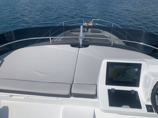 Le grand bain de soleil sur l'avant du flybridge