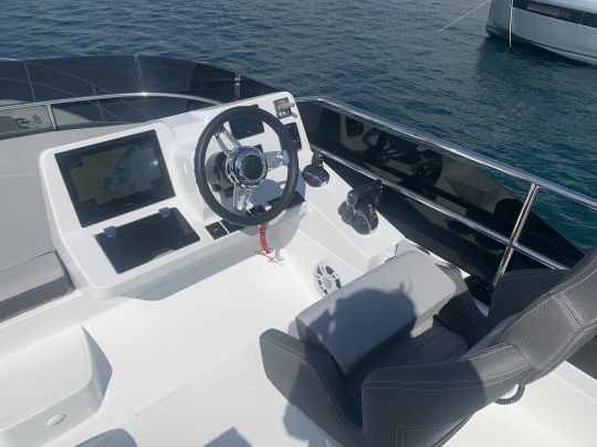 Le poste de pilotage du flybridge