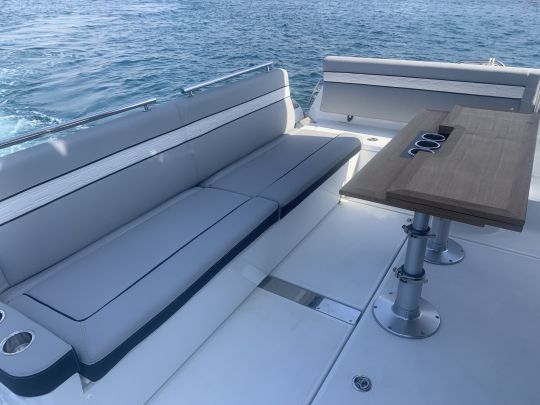 La banquette de cockpit avec sa table de repas