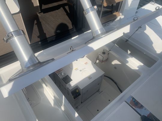 Un grand coffre permet d'installer un stabilisateur ou encore un groupe electrogène