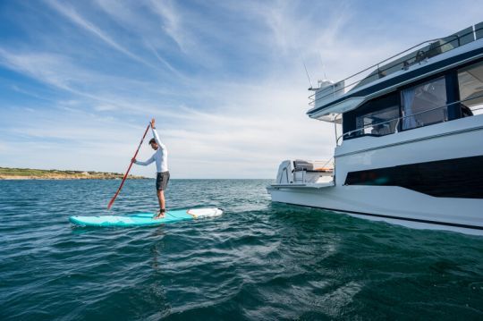 Le pavois tribord se déploie de manière électronique et sert de plateforme de bain