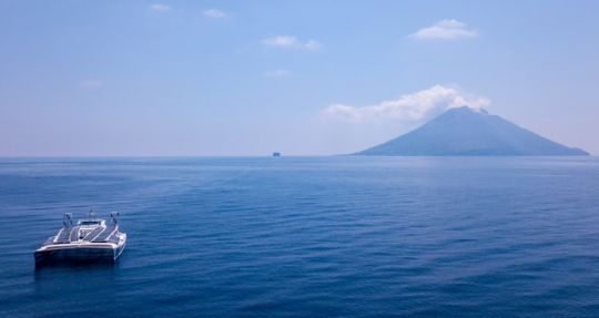 Energy Observer près du Stromboli © Energy Observer Productions, Antoine Drancey