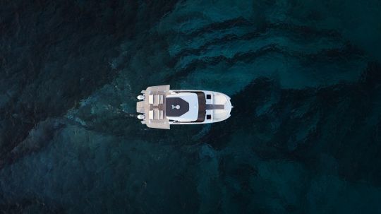 Les pavois du Yot 41 se déploient au-dessus de la mer