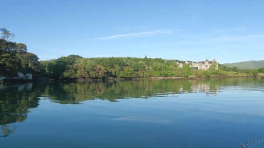 Dunboy Castle, et sur la gauche la plagette de débarquement