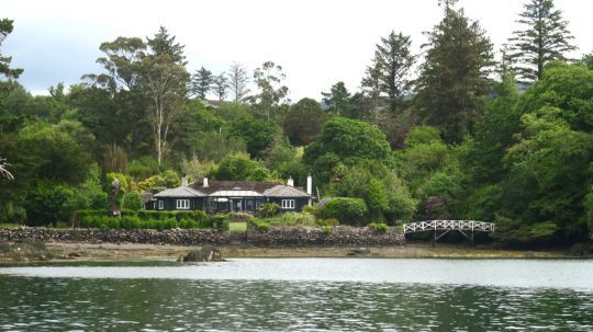 Glengarriff et les maisons bordant l'anse, dicrètement intégrées au paysage