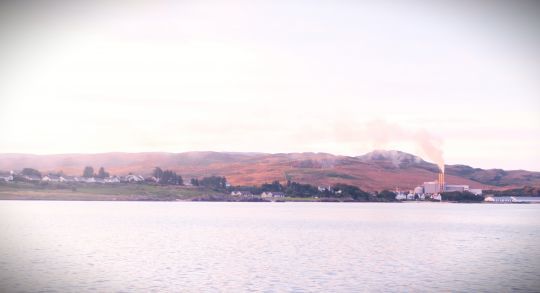 Port Ellen vu du mouillage, au coucher du soleil