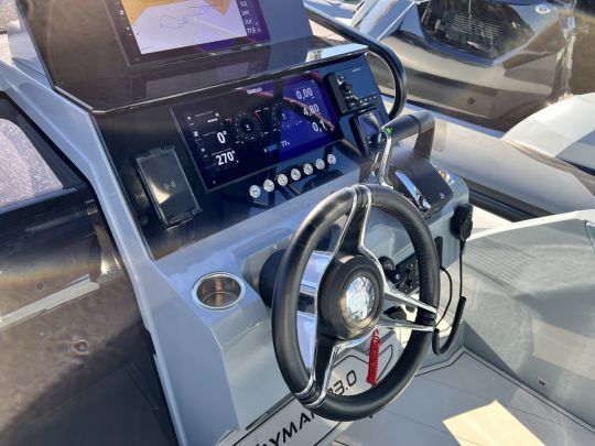 Le poste de pilotage est complet et ergonomique