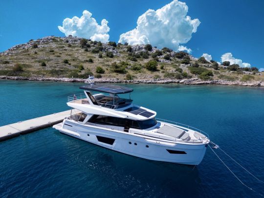 Le Greenline 58 Fly affiche un style élégant et intemporel