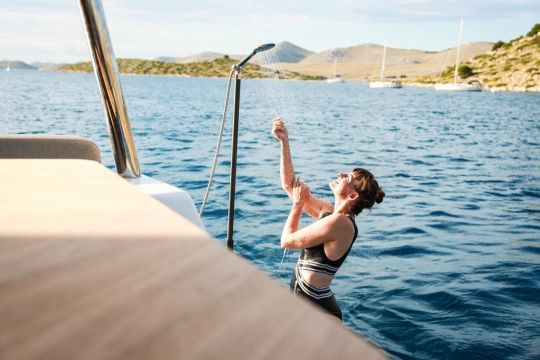 La plateforme arrière est très grande, parfait pour les activités nautiques.