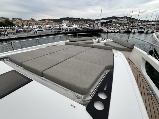 Le solarium avant est assez grand pour deux ou trois personnes
