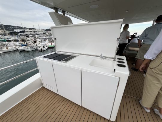 Le Flybridge comporte une cuisine extérieure
