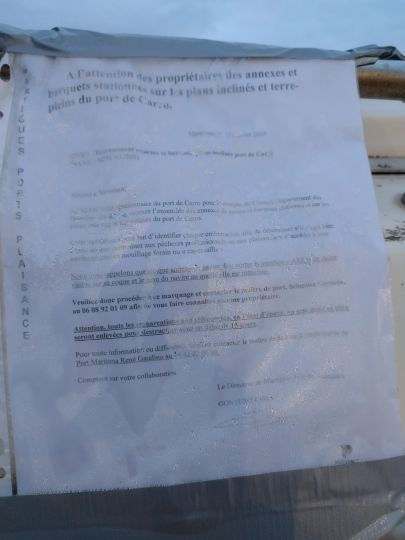 Un avis de  passage est fixé sur chaque annexe abandonnée