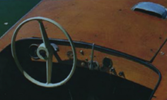 Le tableau de bord, une combinaison de pièces récupérées et de fabrication artisanale © Daniel Charles