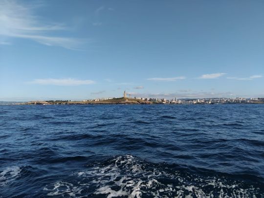 Le phare d'Hercule dans notre travers la sortie du port de la Corogne