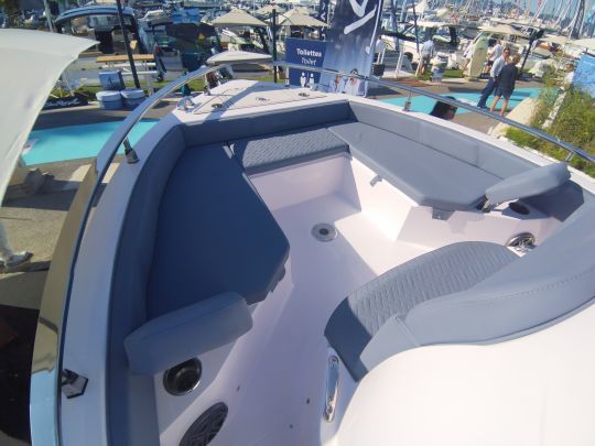 Le salon de pont avant, également modulaire