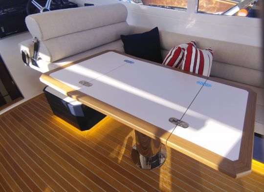 La table est repliable pour profiter du carré en mode "sofa"