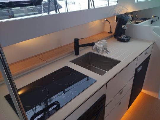 La cuisine se situe à babord