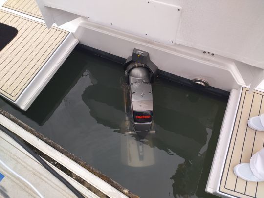 L'embase z-drive se relève afin d'assurer un échouage sans risques