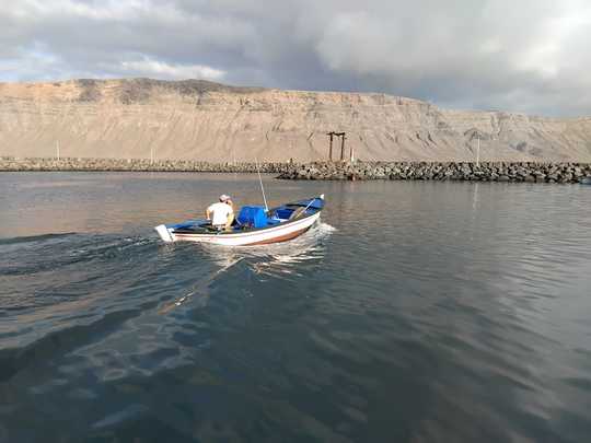 Petite embarcation dans le chenal du port