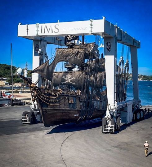 Le bateau de  Pirates des Caraïbes en carénage chez IMS