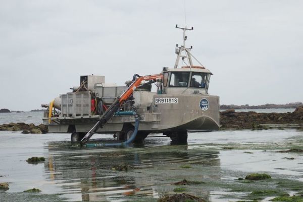 An amphibious barge on the Curnic beach in Guisseny
