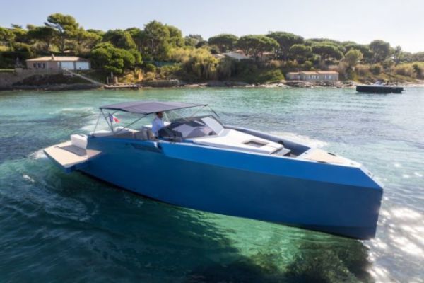 The 42 S is the first boat produced by Alium