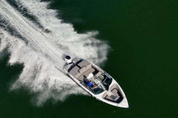 The Four Winns H2e is a typical bow rider