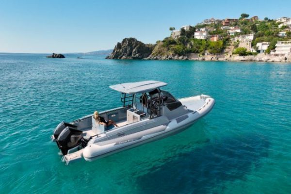 The Cayman 33.0 Executive is an elegant semi-rigid