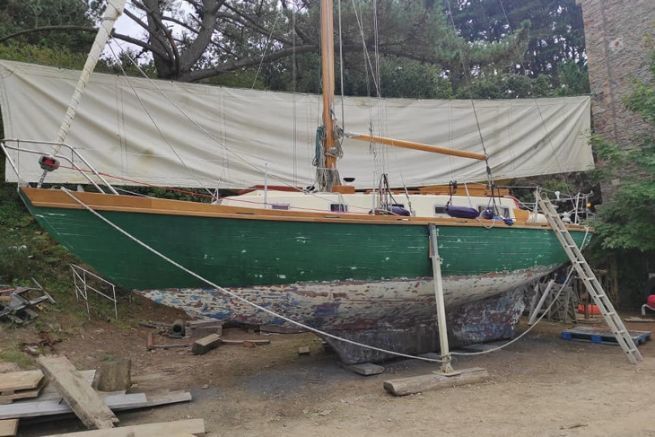 Boat under renovation at the AJD association of Father Jaouen